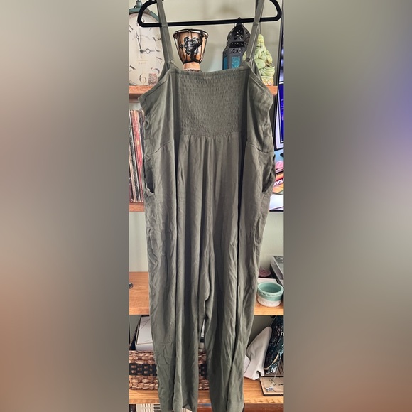 NWOT: Torrid size 3 Green Jumpsuit with pockets - Picture 2 of 2
